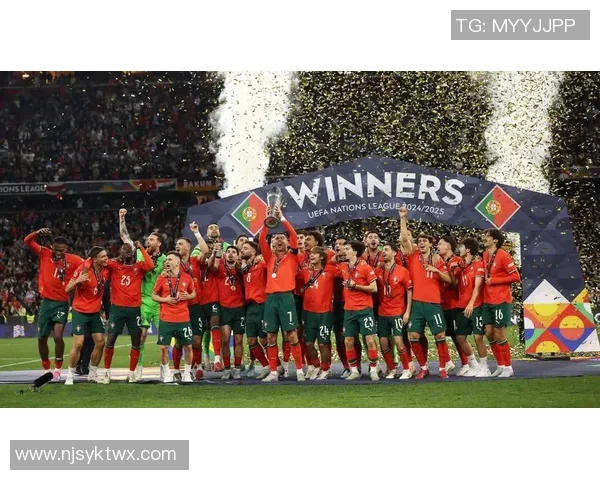 足球明星荣耀时刻高清捧奖杯瞬间展现无与伦比的辉煌成就与激情