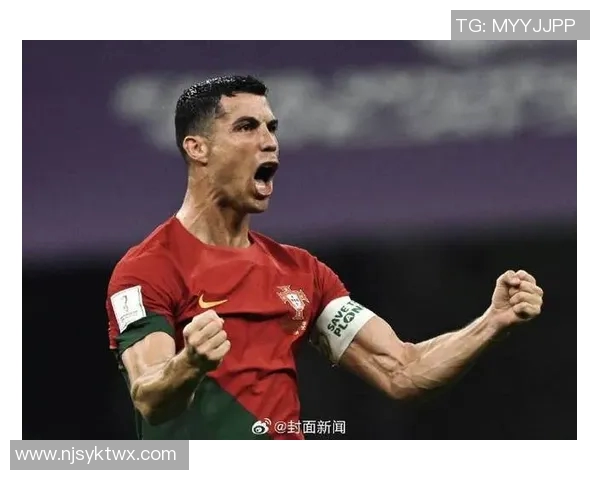 C罗在绿茵场上的精彩瞬间与足球明星的激情踢球图片合集